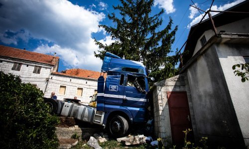 Kamion s balama zabio se u kuću u Lovreću