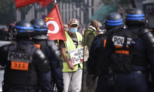 Na prosvjedu u Parizu pojavilo se više od 10 tisuća 'žutih prsluka', policija privela preko 250 ljudi