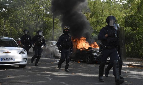 Francuska policija suzavcem rastjerala 'žute prsluke' s pariških trgova