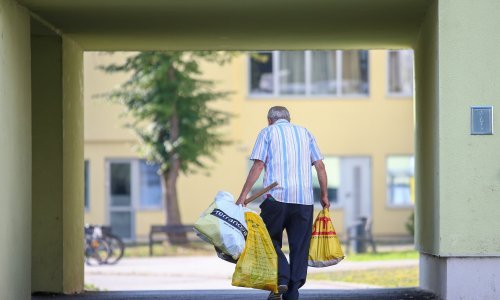 Dio Zagrepčana čiji domovi su uništeni u potresu preselili u hostel u Remetincu, Bandić im kupio frižidere