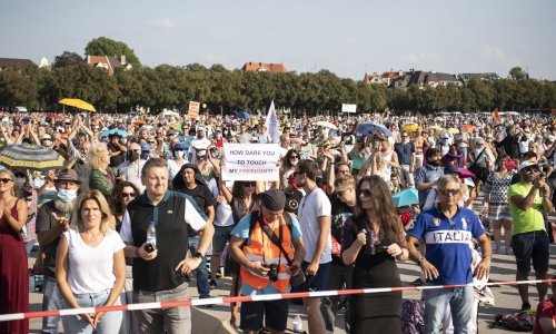 Umjesto Oktoberfesta, anti-korona prosvjed: Na legendarnoj minhenskoj livadi okupilo se 10 tisuća ljudi, ne žele 'brnjice' i cijepljenje