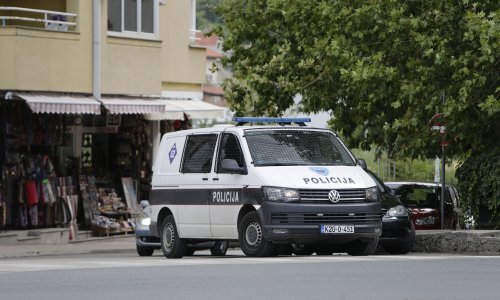 Policija u Širokom Brijegu uhitila 22 navijača Dinama; imali drvene letve; kad je policija izdala naredbu; dio ih pobjegao u šumu