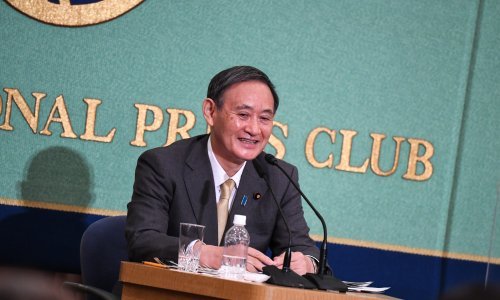 Yoshihide Suga novi čelnik japanske vladajuće stranke i možda premijer