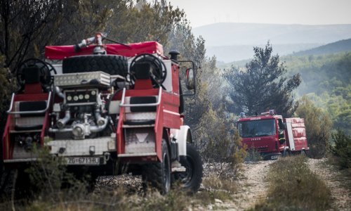 Požar u Lokvi Rogoznici kod Omiša stavljen pod nadzor