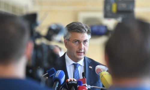 [VIDEO] Andrej Plenković novinarki slučajno izbio mobitel iz ruke