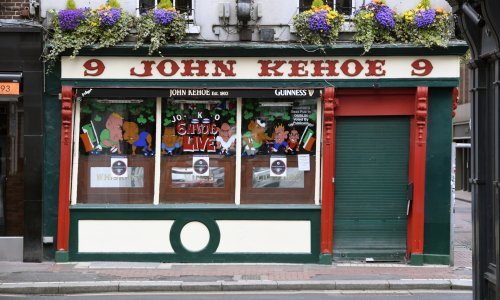 Irska zbog porasta oboljelih odgodila otvaranje pubova