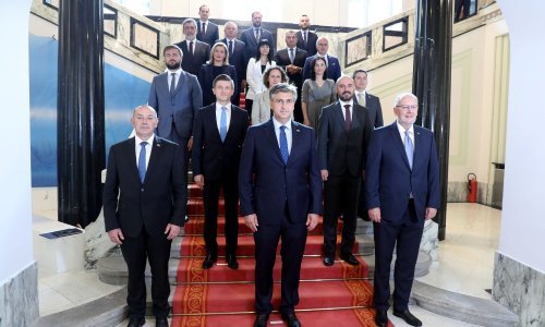 Premijer i ministri skinuli maske za potrebe zajedničke fotografije, snimanje s maskama - odbili