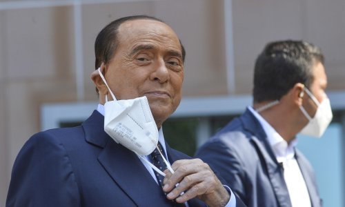 Berlusconi: Sve me boljelo, nisam mogao biti u istom položaju dulje od minute
