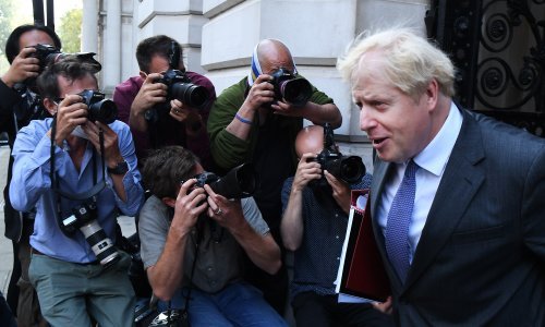 Povisili stupanj upozorenja: U Engleskoj će pubovi, barovi i restorani raditi kraće zbog koronavirusa