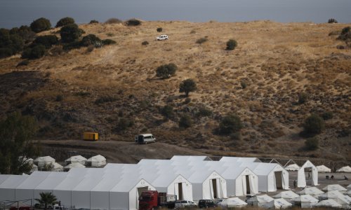 Grčka policija nakon požara premješta migrante u šatorski logor na Lezbosu