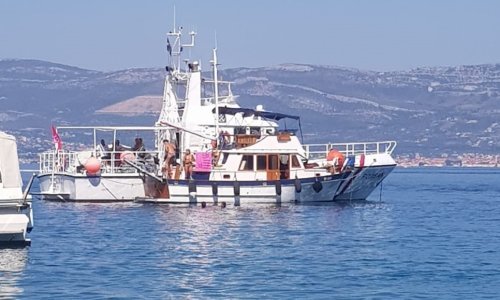 [FOTO] Djevojke u toplesu na brodu Lučke kapetanije