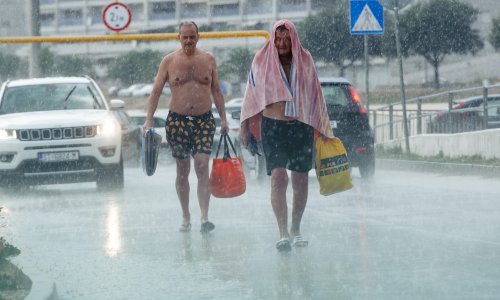 [VIDEO] Oblak povezan s mediteranskim uraganom pogodio Dalmaciju, Split potopila kiša, bujice u Zadvarju