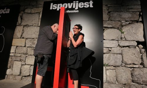 [FOTO/VIDEO] Treba vam samoća ili biste radije zagrljaj i ispovijest? Rijeka dobila novu instalaciju koja šetače poziva na zajedničku igru