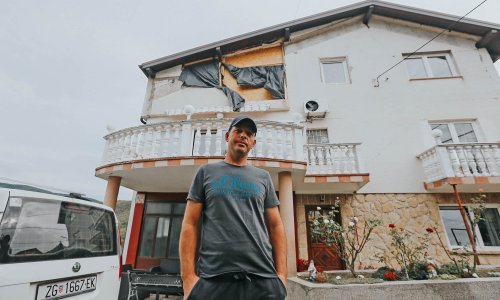 [FOTO/VIDEO] Kod njih je bio epicentar potresa. 'Ja bih svakog političara samo tjedan dana stavio da živi s djecom u razvaljenoj kući. Zima je tu!'