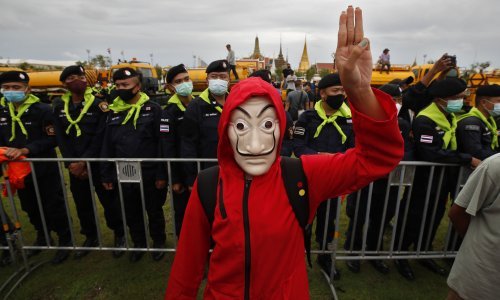 [FOTO] Oko 20 tisuća Tajlanđana prosvjedovalo protiv vlade i monarhije