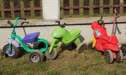 Više od 3000 djece čeka nove roditelje, ministarstvo tvrdi da posvojitelja nema