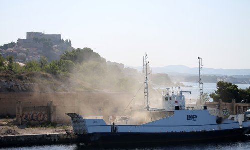 [FOTO/VIDEO] Požar na starom trajektu u šibenskom TEF-u: Gori u utrobi broda, vatrogasci ne mogu dugo biti unutra