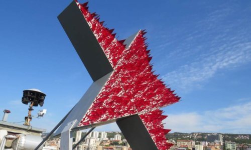 Na Riječki neboder postavljena umjetnička instalacija 'Spomenik crvenoj Rijeci - samoobrambeni spomenik'