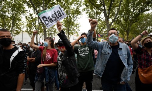 [FOTO] Više stotina ljudi na ulicama Madrida zbog najave karantene u siromašnim četvrtima