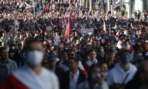 [FOTO/VIDEO] Deseci tisuća ljudi na ulicama Minska, privedeno ih desetak