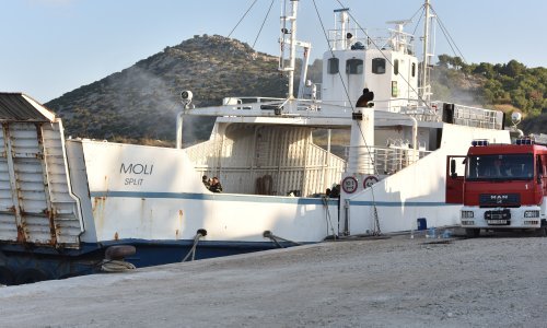 Požar na trajektu "Moli" u šibenskom TEF-u još nije ugašen