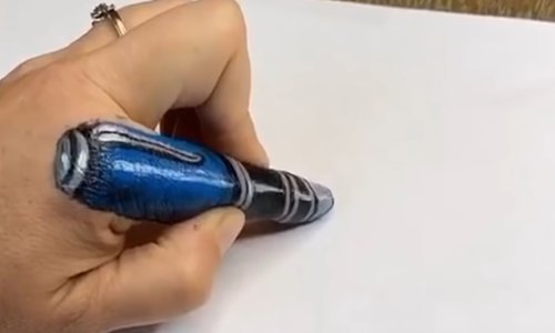 Vješta umjetnica s lakoćom vara oko