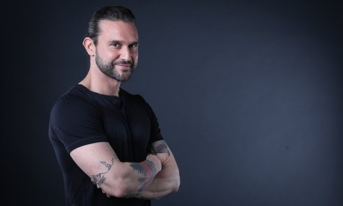 Pokazao i istetovirani torzo: Luka Nižetić objavio jednu od rijetkih fotografija s roditeljima; obožavatelji se ne mogu odlučiti kome više sliči