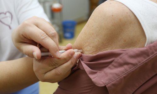 Britanski stručnjaci: Cjepivo u proljeće neće vratiti život u normalu