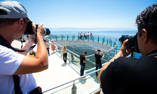 Jeziva snimka: Vijke na metalnoj konstrukciji vidikovca na Biokovu odvrnuli – prstima