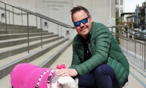 Robert Knjaz o svom novom serijalu: 'Bili smo u kampu u kojem kokoši treniraju kako brojati i svirati klavir, a snimali smo i svinju koja je zaposlena na aerodromu i radi kao terapeutkinja'