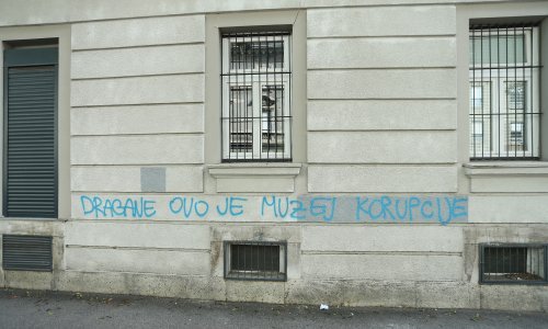 Na pročelju zgrade Kovačevićeva 'Kluba' osvanuo grafit: Dragane, ovo je muzej korupcije