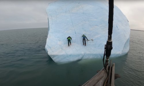 Pogledajte stravičan trenutak kad se ledenjak po kojem su se avanturisti penjali prevrnuo
