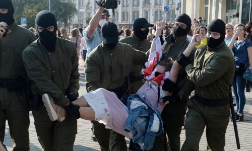 Policijske marice na ulicama Minska; uhićene žene i novinari