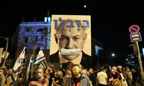 Izraelci prosvjedovali ispred doma izraelskog premijera Netanyahua zbog pooštrenih koronamjera, ali i optužbi za korupciju
