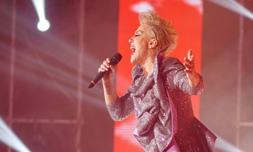 Ovakvu je još niste vidjeli: Indira Levak zavodi kao kovrčava plavuša