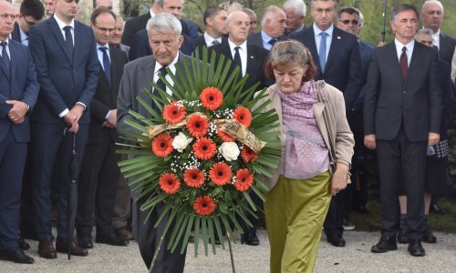 Plenković: Trebaju se provesti odluke sudova o odšteti obiteljima stradalih u Varivodama
