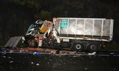 Prometna nesreća kod Vrbovskog: Vozilo gori u tunelu, više ozlijeđenih