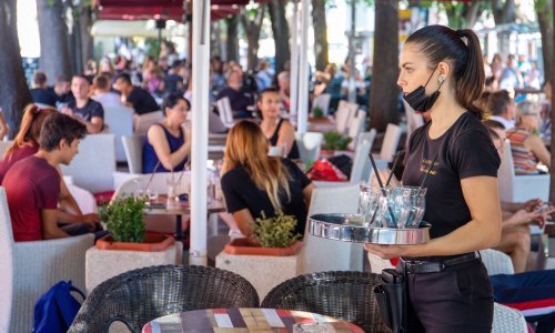 [ANKETA] Na stolu je nova mjera u borbi protiv korone. Što mislite o zabrani pušenja i točenja alkohola u kafićima?