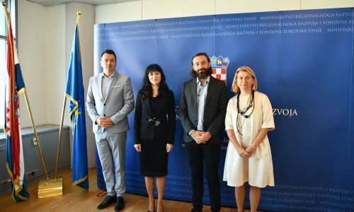 Ministrica Tramišak uručila 13 ugovora Hrvatskom Telekomu za  razvoj infrastrukture širokopojasnog pristupa vrijedne 820,5 milijuna kuna