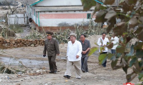 Kim posjetio grad pogođen poplavom, sestra u pratnji