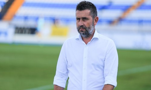 Neizdrživi bolovi natjerali su Nenada Bjelicu na hitnu operaciju koja je odrađena još u petak, a već danas iz bolničkog kreveta javio se trener Osijeka