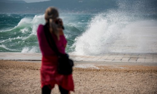[FOTO/VIDEO] Olujno jugo diže višemetarske valove na Jadranu, moguće stvaranje pijavica i bujičnih poplava; pogledajte nadrealne prizore iz Zadra; doznajte što nas čeka sutra