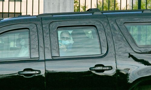 [VIDEO] Trump izašao iz bolnice i mahao simpatizerima pa izazvao kritike liječnika, obratio se i u videoporuci: 'Puno sam naučio o Covidu, to je životna škola'