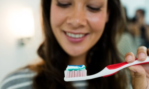 Događa se svima: Kako ukloniti mrlje od paste za zube s odjeće