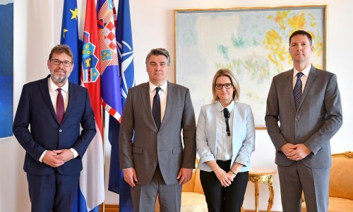 Milanović s predstavnicima Hrvata iz Srbije, izrazio spremnost da ih posjeti