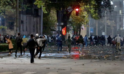 Kirgistanski prosvjednici upali u parlament, oslobodili bivšega predsjednika