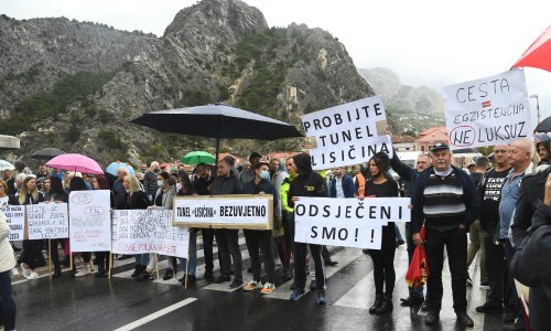 Stanovnici omiškog zaleđa blokirali promet na Jadranskoj magistrali; transparentima poručili: Odsječeni smo!