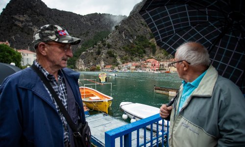 [FOTO/VIDEO] Stanovnici zaleđa Omiša prosjedovali zbog zatvaranja ceste, grad ponudio rješenje: Plovit ćete Cetinom na brodu!