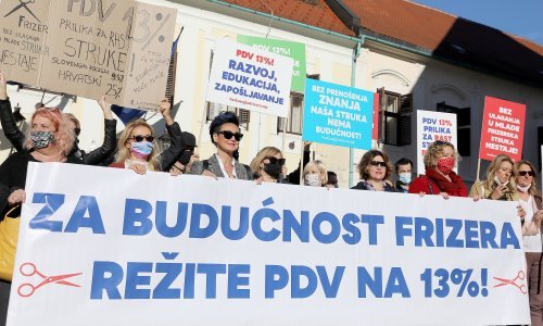 [FOTO] Prosvjed frizera na Markovom trgu: 'Plenkoviću i Mariću nosimo škare i češalj jer ih za pet godina neće imati tko šišati'