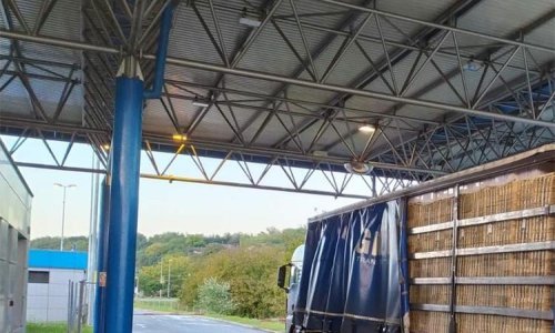 U krovu kamiona vozača iz Srbije policija pronašla 50 tisuća skrivenih kutija cigareta
